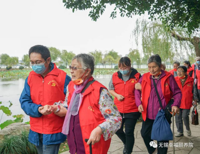 赏蠡园金葵 唱红色经典-无锡幸福颐养院-第4张图片-无锡护理院|无锡养老院|老年公寓|无锡养老服务网