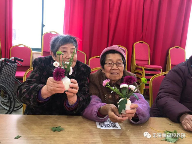 最美的花送给最美的自己——老宝贝们女神节快乐-第2张图片-无锡护理院|无锡养老院|老年公寓|无锡养老服务网